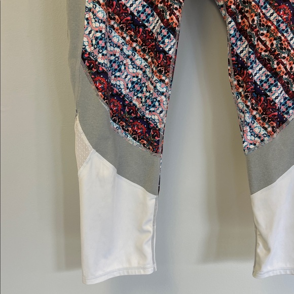 Athleta Cropped Woman’s Leggings with Multicolor Pattern Sz XL - Picture 3 of 7